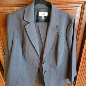 Le Suit Women's Pant Suit- New with tags